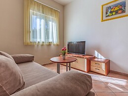 Lovely Apartment in Banjole near Beach & Town Center