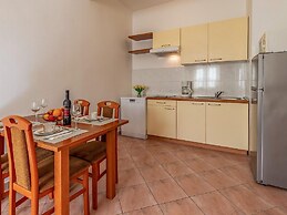 Lovely Apartment in Banjole near Beach & Town Center