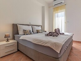 Lovely Apartment in Banjole near Beach & Town Center