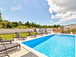 Garden-view Holiday Home in Banjole near Beach & Boat Excursions