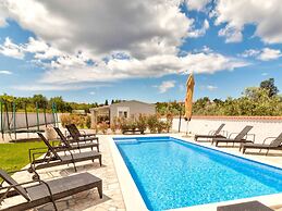 Garden-view Holiday Home in Banjole near Beach & Boat Excursions