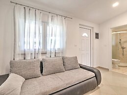 Garden-view Holiday Home in Banjole near Beach & Boat Excursions