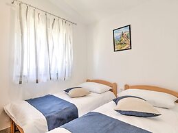 Garden-view Holiday Home in Banjole near Beach & Boat Excursions