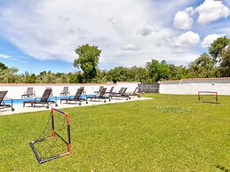 Garden-view Holiday Home in Banjole near Beach & Boat Excursions