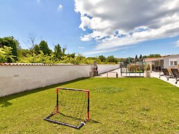 Garden-view Holiday Home in Banjole near Beach & Boat Excursions