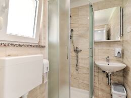 Garden-view Holiday Home in Banjole near Beach & Boat Excursions