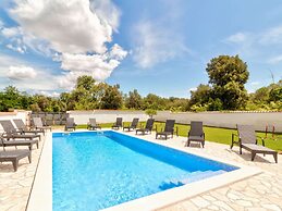 Garden-view Holiday Home in Banjole near Beach & Boat Excursions