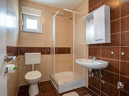 Lovely Apartment in Novalja near Sea Beach & Town Center