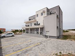 Lovely Apartment in Novalja near Sea Beach & Town Center