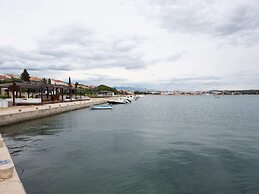 Lovely Apartment in Novalja near Sea Beach & Town Center