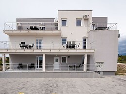 Lovely Apartment in Novalja near Sea Beach & Town Center