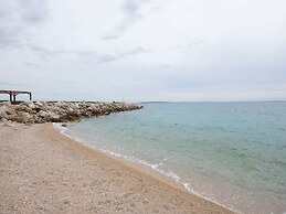 Lovely Apartment in Novalja near Sea Beach & Town Center