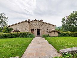 Villa in Belforte All'isauro With Pool