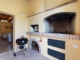 Villa in Belforte All'isauro With Pool