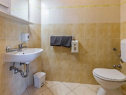 Alluring Apartment in Banjole near Beach & Island