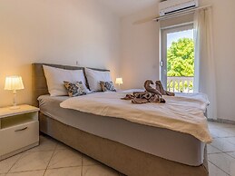 Alluring Apartment in Banjole near Beach & Island