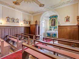 Lavish Castle in Riedenburg with Garden near Lake