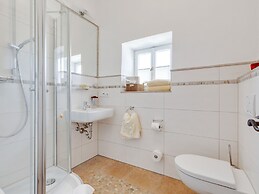 Lavish Castle in Riedenburg with Garden near Lake