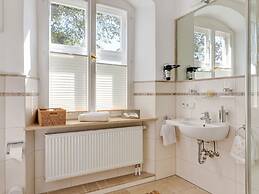 Lavish Castle in Riedenburg with Garden near Lake