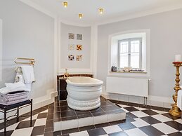 Lavish Castle in Riedenburg with Garden near Lake