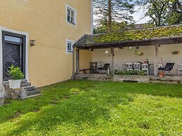 Lavish Castle in Riedenburg with Garden near Lake