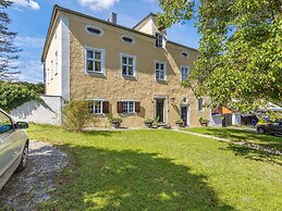 Lavish Castle in Riedenburg with Garden near Lake