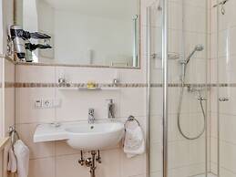 Lavish Castle in Riedenburg with Garden near Lake