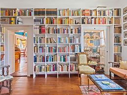 Lavish Castle in Riedenburg with Garden near Lake