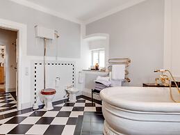 Lavish Castle in Riedenburg with Garden near Lake