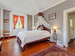 Lavish Castle in Riedenburg with Garden near Lake