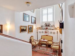 Lavish Castle in Riedenburg with Garden near Lake