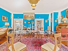 Lavish Castle in Riedenburg with Garden near Lake