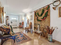 Lavish Castle in Riedenburg with Garden near Lake