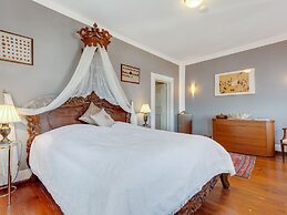 Lavish Castle in Riedenburg with Garden near Lake