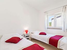 Stylish Holiday Home in Banjole With Swimming Pool