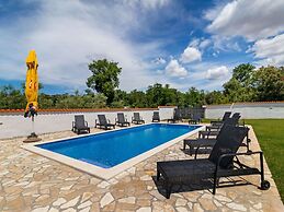 Stylish Holiday Home in Banjole With Swimming Pool