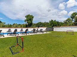 Stylish Holiday Home in Banjole With Swimming Pool