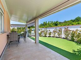 Stylish Holiday Home in Banjole With Swimming Pool