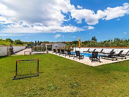 Stylish Holiday Home in Banjole With Swimming Pool