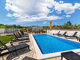 Stylish Holiday Home in Banjole With Swimming Pool