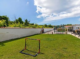 Stylish Holiday Home in Banjole With Swimming Pool