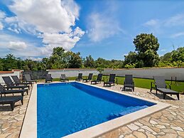 Stylish Holiday Home in Banjole With Swimming Pool