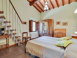 Tranquil Farmhouse in Terranova Bracciolini near Nightlife