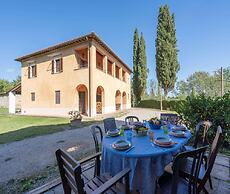 Tranquil Farmhouse in Terranova Bracciolini near Nightlife