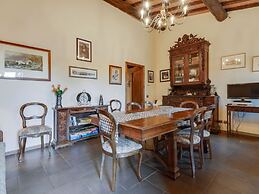 Tranquil Farmhouse in Terranova Bracciolini near Nightlife