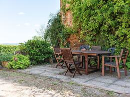 Tranquil Farmhouse in Terranova Bracciolini near Nightlife