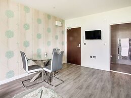 Elegant Apartment in Milton Keynes near Snozone