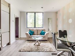 Elegant Apartment in Milton Keynes near Snozone