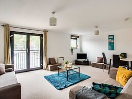 Elegant Apartment in Milton Keynes near Snozone