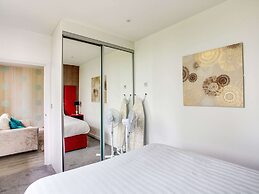 Elegant Apartment in Milton Keynes near Snozone